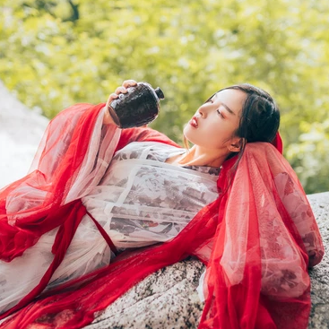 古风饮酒女子图片