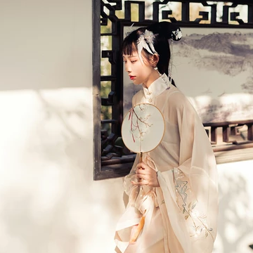 汉服带宠物女生头像，唯美古风真人头像