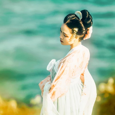 淡雅文艺带团扇女生头像，唯美古风真人头像