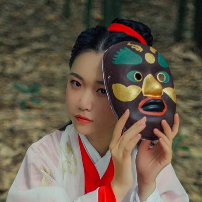 红衣带面具扇女生头像，唯美古风真人头像