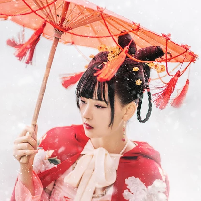 雪花飞舞红衣女生头像，唯美古风真人头像