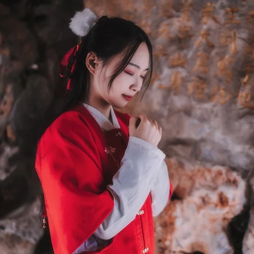 红衣落雪可爱女生头像，唯美古风真人头像