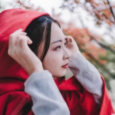 红衣落雪可爱女生头像，唯美古风真人头像