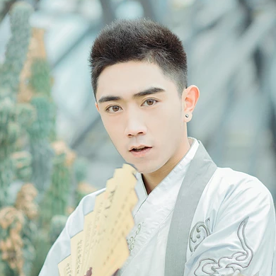 文艺男生带折扇头像，唯美古风真人头像