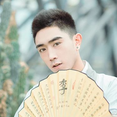文艺男生带折扇头像，唯美古风真人头像