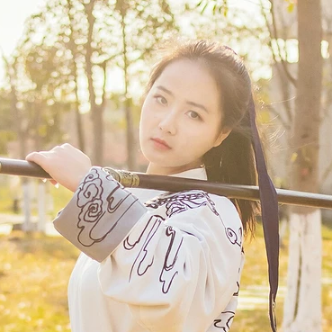霸气带兵器女生头像，唯美古风真人头像