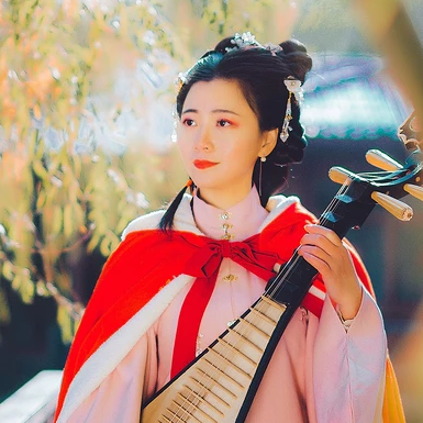红色披风带琵琶文艺头像，唯美古风真人头像