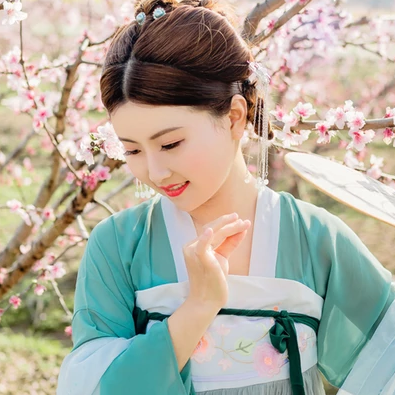 桃花树下带团扇女生头像，唯美古风真人头像