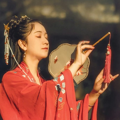 彼岸花团扇红妆红衣头像，唯美古风真人头像