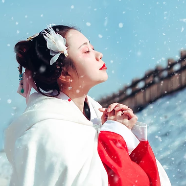 雪花飘落白披风女生头像，唯美古风真人头像
