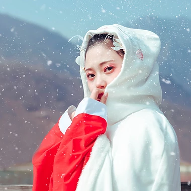 雪花飘落白披风女生头像，唯美古风真人头像