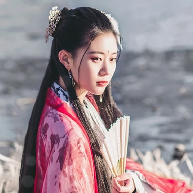 雪仙子红衣带折扇女生头像，唯美古风真人头像