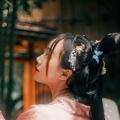 粉衣带团扇女生头像，唯美古风真人头像