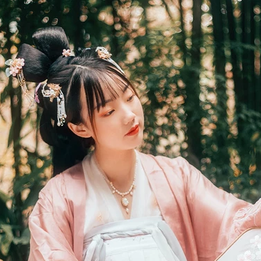 粉衣带团扇女生头像，唯美古风真人头像