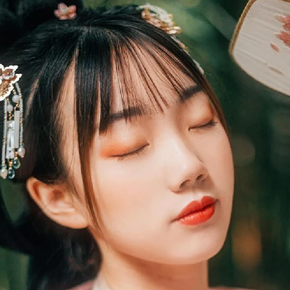 粉衣带团扇女生头像，唯美古风真人头像