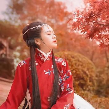 红叶映霞女生头像，唯美古风真人头像