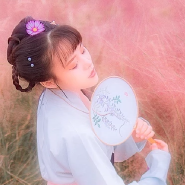 粉色带团扇女生头像，唯美古风真人头像