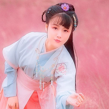 粉色带团扇女生头像，唯美古风真人头像