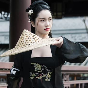 霸气喝酒带兵器女生头像，唯美古风真人头像