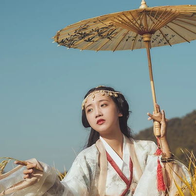 稻田飘香带伞女生头像，唯美古风真人头像