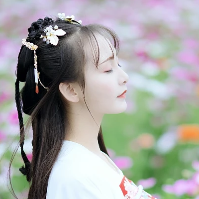 小清新花朵带团扇女生头像，唯美古风真人头像