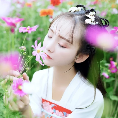 小清新花朵带团扇女生头像，唯美古风真人头像