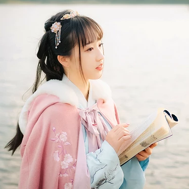 唯美古风真人头像：粉衣披风清新脱俗女生头像