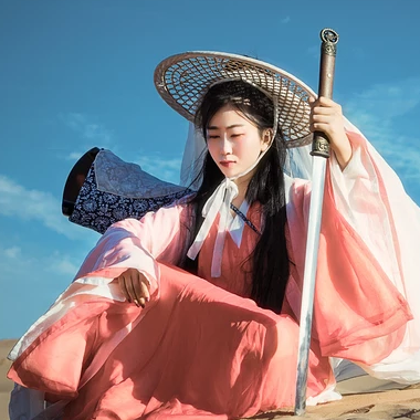 文艺侠客带兵器女生头像，唯美古风真人头像
