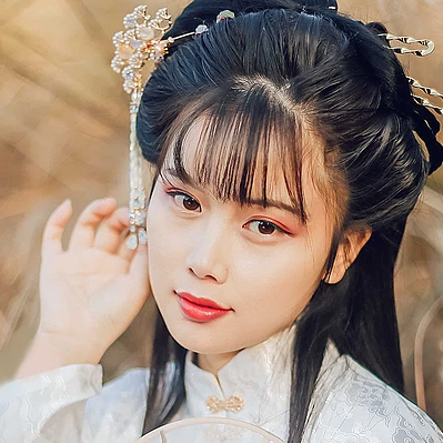 秋落意境带团扇女生头像，唯美古风真人头像