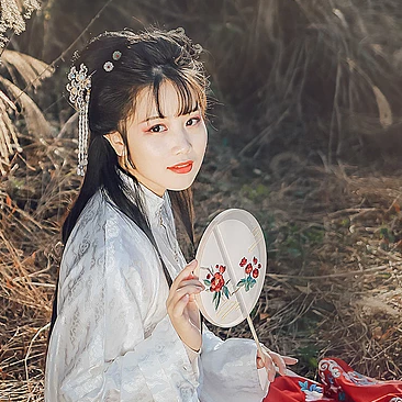 秋落意境带团扇女生头像，唯美古风真人头像