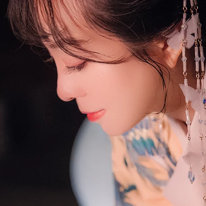 月夜带团扇女生头像，唯美古风真人头像