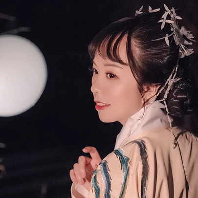 月夜带团扇女生头像，唯美古风真人头像