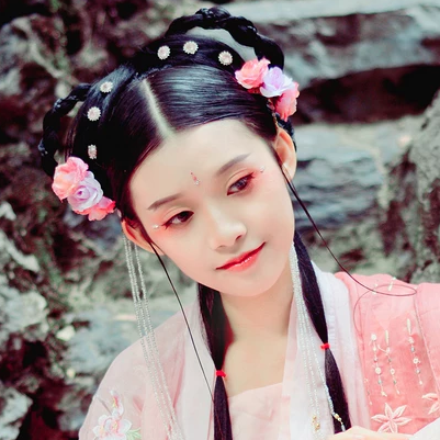 粉衣少女心带团扇女生头像，唯美古风真人头像