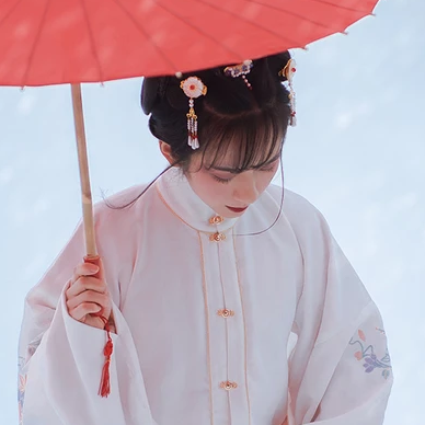 白衣白雪带伞女生头像，唯美古风真人头像