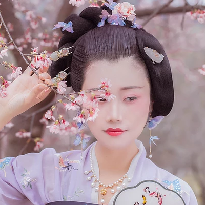 樱花树下粉色佳人女生头像，唯美古风真人头像