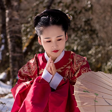 古典红衣带伞女生头像，唯美古风真人头像