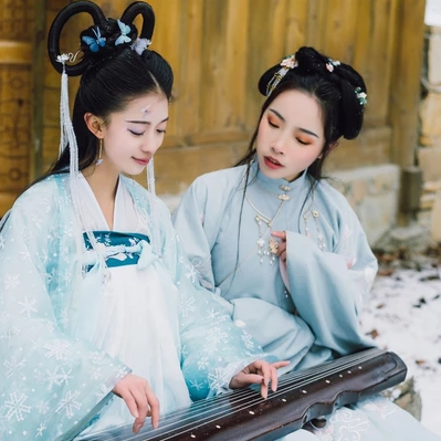 雪地清新闺蜜带伞头像，唯美古风真人头像