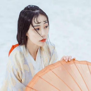 江山雪地带伞女生头像，唯美古风真人头像