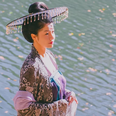 波光秋色带古琴女生头像，唯美古风真人头像