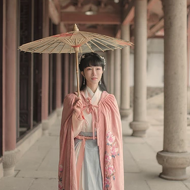 清新带伞粉色披风女生头像，唯美古风头像