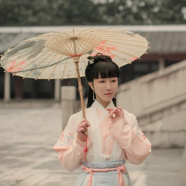 清新带伞粉色披风女生头像，唯美古风头像