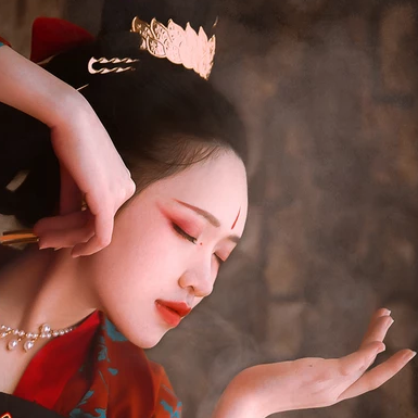娇艳红伞女生头像，唯美古风真人头像
