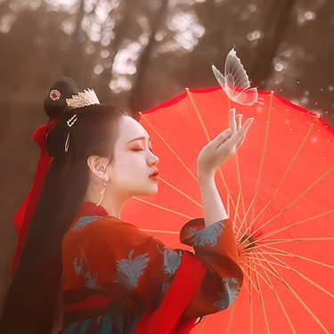 娇艳红伞女生头像，唯美古风真人头像