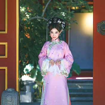清新桃林妃子带团扇女生头像，唯美古风真人头