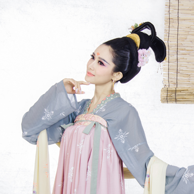 素雅带团扇女生头像，唯美古风真人头像