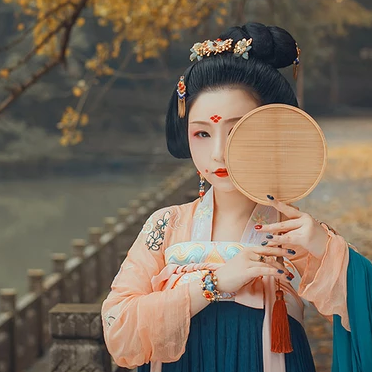 银杏叶带团扇和伞女生头像，唯美古风真人头像