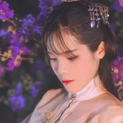 紫薇花开带团扇女生头像，唯美古风真人头像