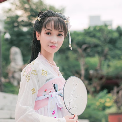 清新气质带团扇女生头像，唯美古风真人头像
