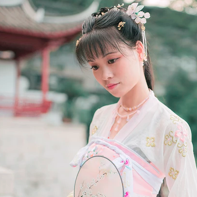清新气质带团扇女生头像，唯美古风真人头像