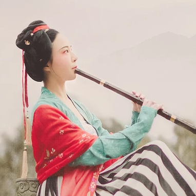 文艺吹笛女生头像，唯美古风真人头像